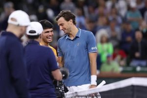 Carlos Alcaraz brinca sobre adversários se transformarem em Federer contra ele
