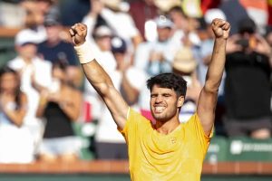 “Carlos Alcaraz and Medvedev shine in Indian Wells, Swiatek advances with strength.”