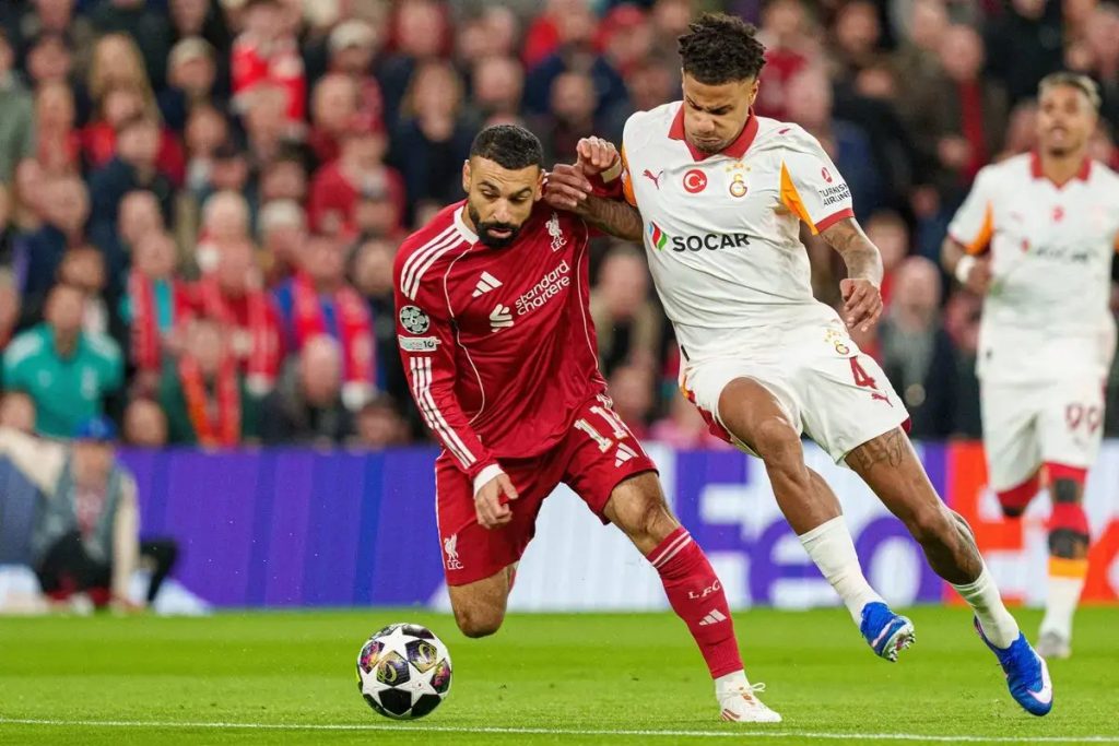 Carragher responde a fãs: Nunca critiquei Salah, sou fã dele