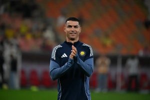 Cristiano Ronaldo tries to convince Casemiro to reject Messi.