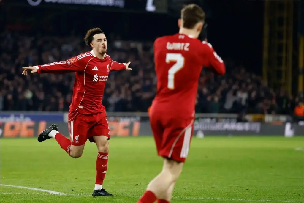 Curtis Jones desperta interesse de rival inglês e gigantes europeus enquanto saída do Liverpool ganha força