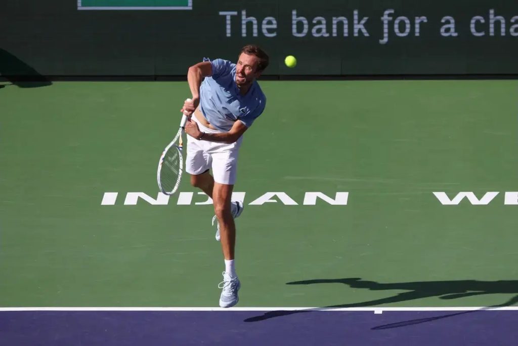 Daniil Medvedev surprises and enters the top five of world tennis.