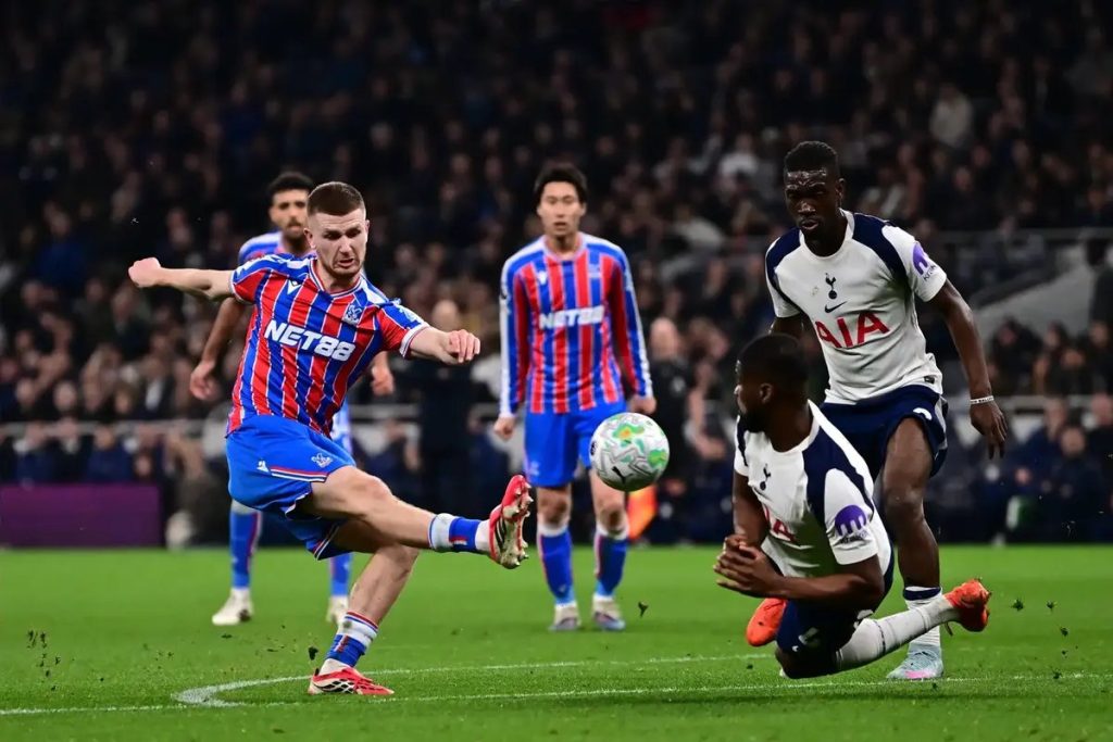 Desilusão total: Milhares abandonam o estádio enquanto o spurs cai em desgraça
