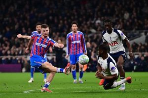 Desilusão total: Milhares abandonam o estádio enquanto o spurs cai em desgraça