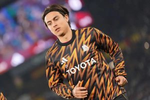 “Dybala undergoes surgery after new knee injury and worries fans.”