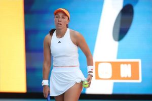 Elena Rybakina rejeita treinador durante jogo enquanto Jessica Pegula brilha em miami