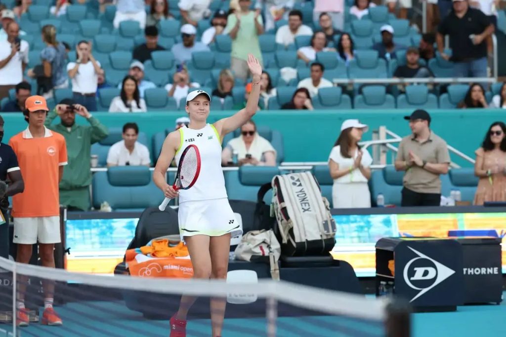 Elena Rybakina surprises with misunderstanding with coach during victory at Miami Open.