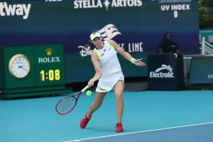 Elena Rybakina vence desafios em miami e revela frustração com erros