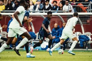 “France surpasses Brazil with one player less in a test for the 2026 World Cup.”