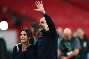 Guardiola festeja com a filha em wembley e deixa futuro em suspenso