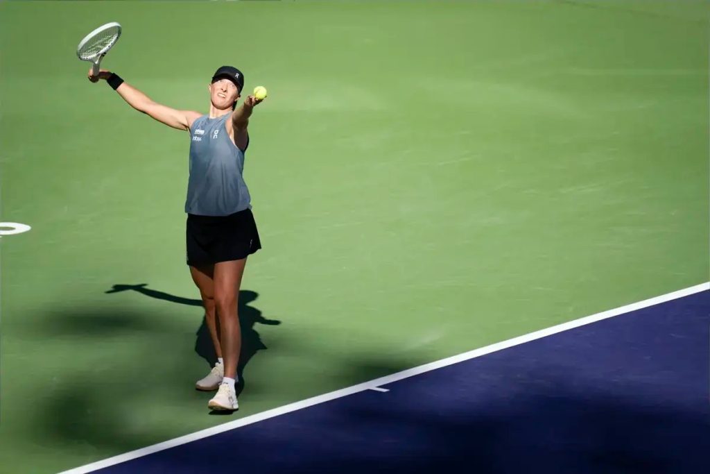 Iga Swiatek explodes after defeat on the court and criticizes her team during match against Svitolina.