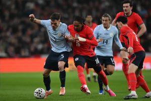 Inglaterra e Uruguai empatam em amistoso emocionante com penalti de valverde