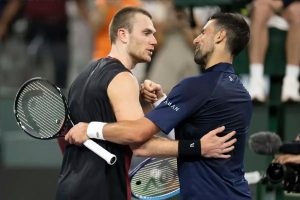 Jack Draper mantém defesa de título em épico tie-break com Djokovic