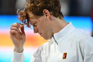 Jannik Sinner celebra vitória de Kimi Antonelli na fórmula 1