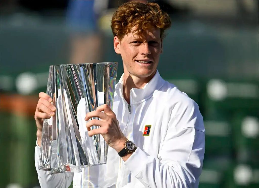 “Jannik Sinner climbs to the top spot in the ATP ranking while Tsitsipas sinks.”