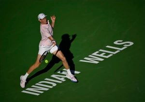 Jannik Sinner elimina Shapovalov enquanto Auger-Aliassime se prepara para duelo canadiano