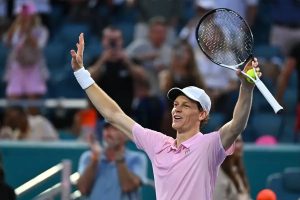 Jannik Sinner faz história e fatura mais de um milhão em miami