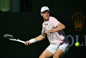 Jannik Sinner perde a calma e provoca intervenção do árbitro em Indian wells