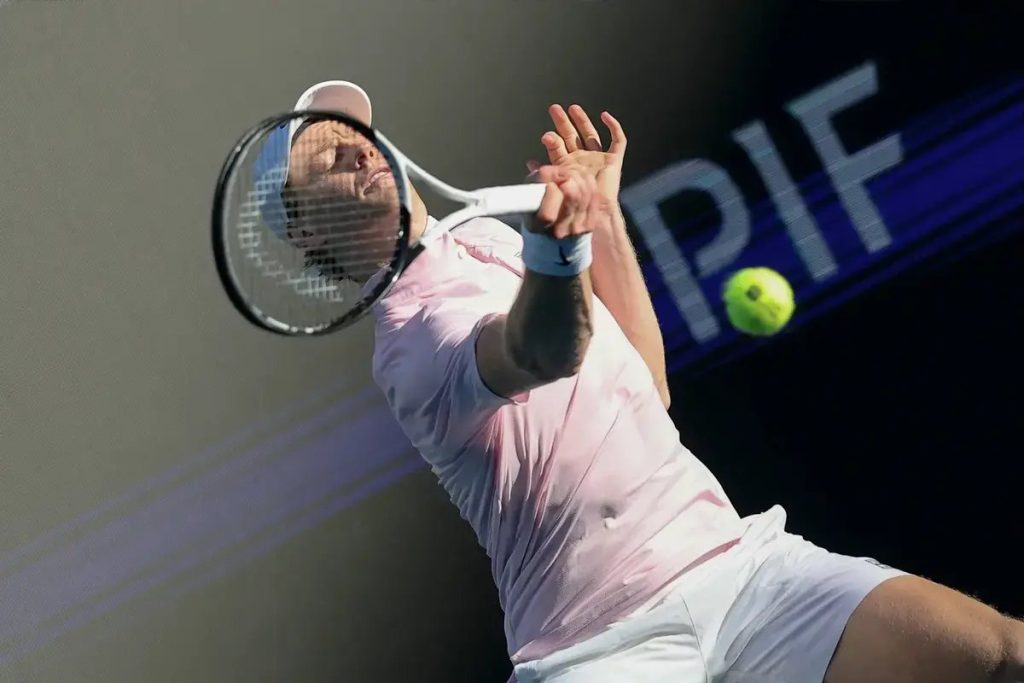 Jannik Sinner provokes Carlos Alcaraz at the Miami Open and generates speculation among fans.