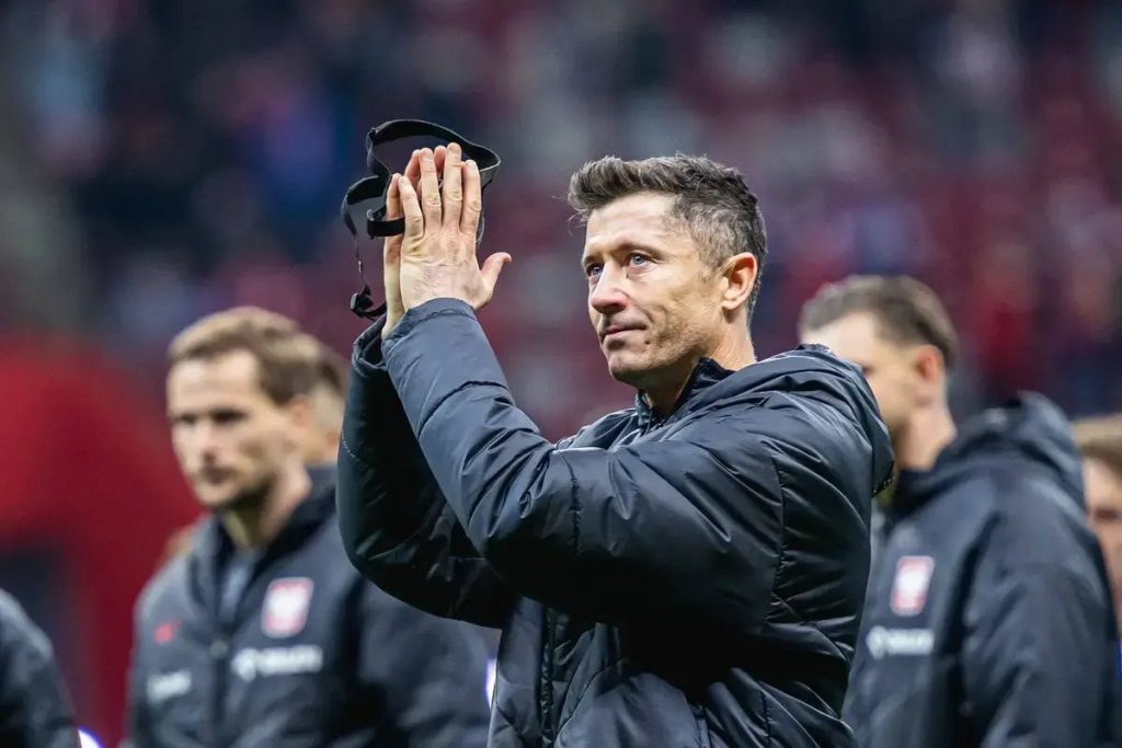 “Lewandowski says goodbye to Barcelona after four successful seasons.”