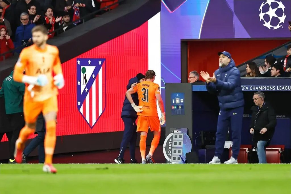 Kinsky substituído após 17 minutos: O pesadelo do guarda-redes do tottenham