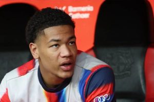 Leonard Prescott, o jovem guarda-redes de 16 anos que pode brilhar na Champions League