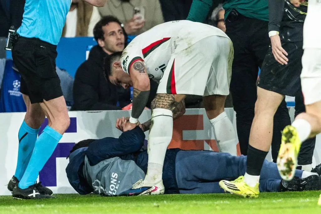 Liam Rosenior admite que empurrão a Pedro Neto não parece bem antes de novo castigo