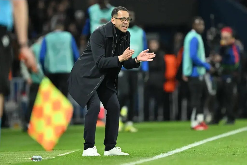 Liam Rosenior confessa erro crucial após derrota do Chelsea frente ao PSG