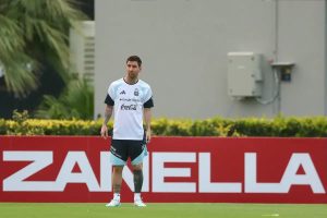 Lionel Messi hesitates about participating in the 2026 World Cup while Argentina defends its title.