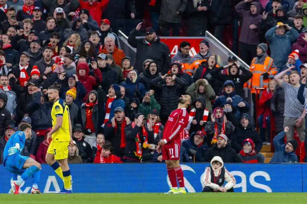 Liverpool empata com Tottenham e complica a luta pela manutenção