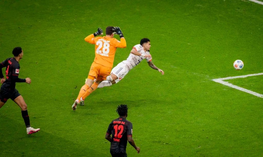 Luis Díaz protagoniza simulação polémica e é expulso em leverkusen