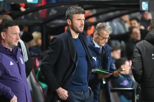 “Manchester United adopts a cautious strategy in the search for a new coach.”