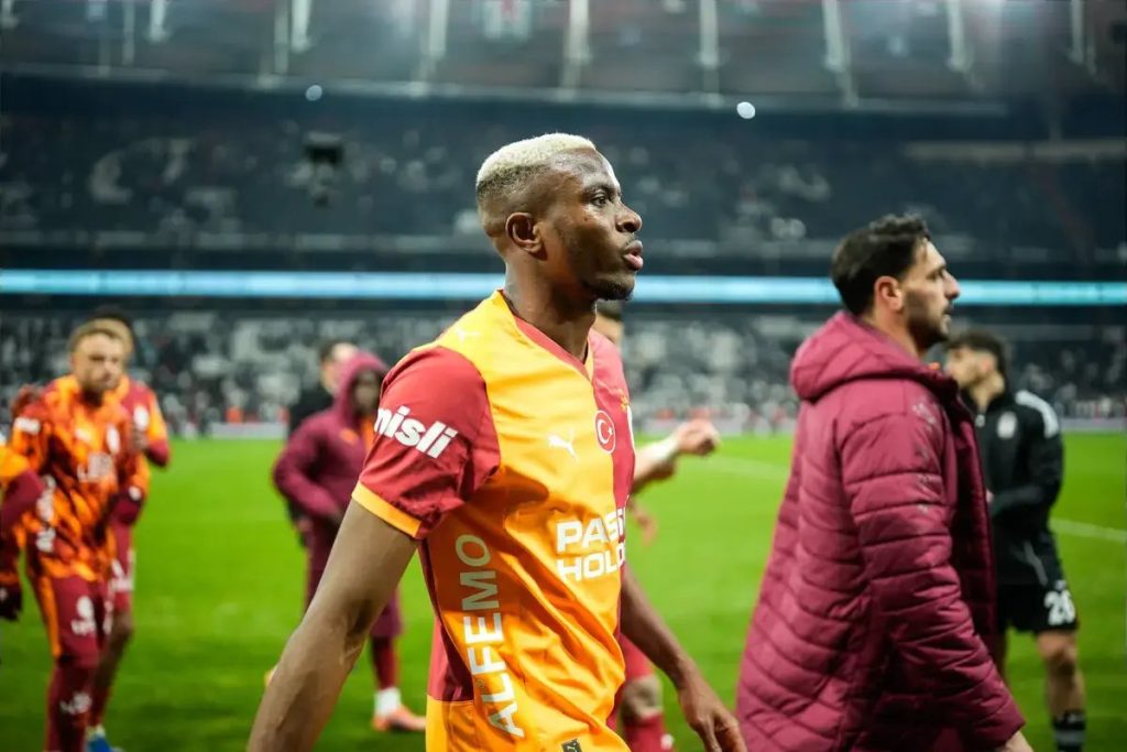 Manchester United persegue Victor Osimhen de €130 milhões sob pressão de Rio Ferdinand