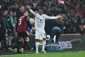 Manchester United reage oficialmente contra árbitro que roubou 4 pontos