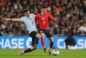 Manuel Ugarte escapa à expulsão em polémica partida contra Inglaterra