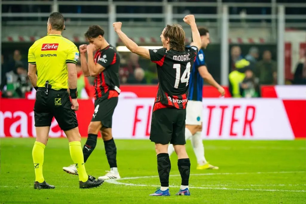 Milan mantém viva a corrida pelo scudetto com vitória no dérbi contra o Inter
