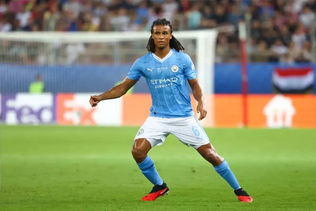 Milão prepara ofensiva por defesa do Manchester City a preço de saldo