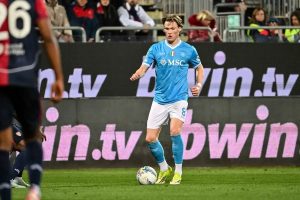 Napoli surpasses Milan with a goal from McTominay in victory over Cagliari.