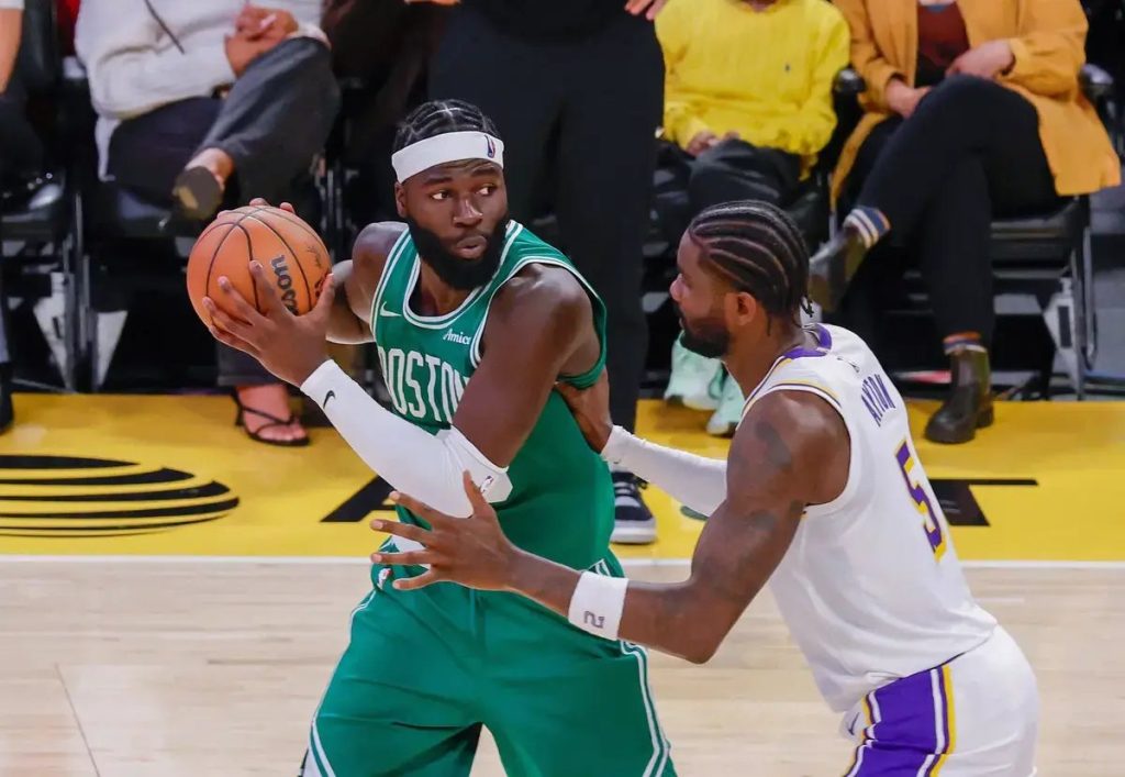 Neemias Queta shines with 13 points in the Celtics’ victory over the champions.