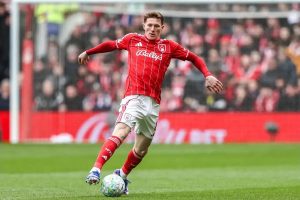Newcastle United wants to reacquire a midfielder, but Man United and Man City complicate the negotiations.