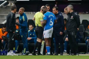 Newcastle vs Sunderland interrompido por alegações de abuso racista a Lutsharel Geertruida