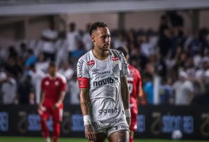 Neymar em comparação com Rooney: Quem teve melhor desempenho nos clubes?