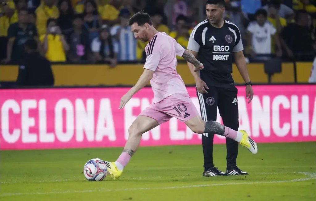 O regresso de Messi ao Barcelona: A guerra de palavras entre Xavi e Joan Laporta