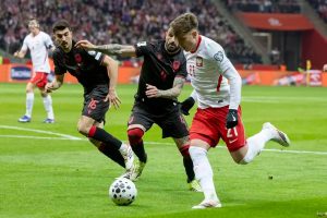 Pietuszewski celebra a vitória na estreia pela seleção da Polónia