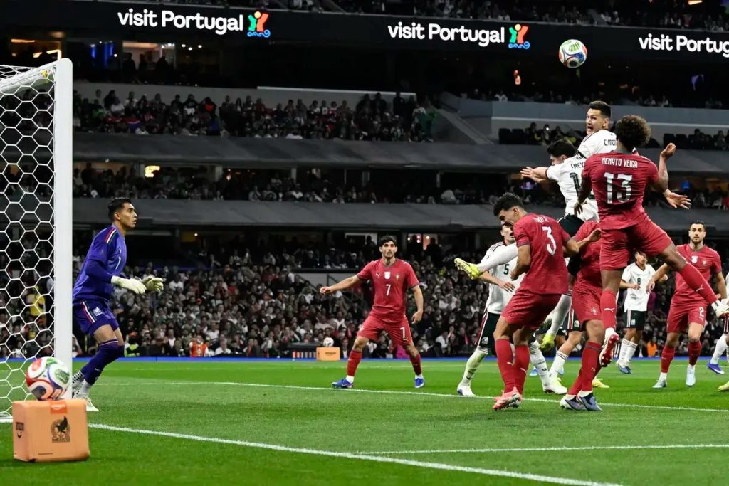 “Portugal disappoints at the Azteca Stadium in a lukewarm friendly match.”