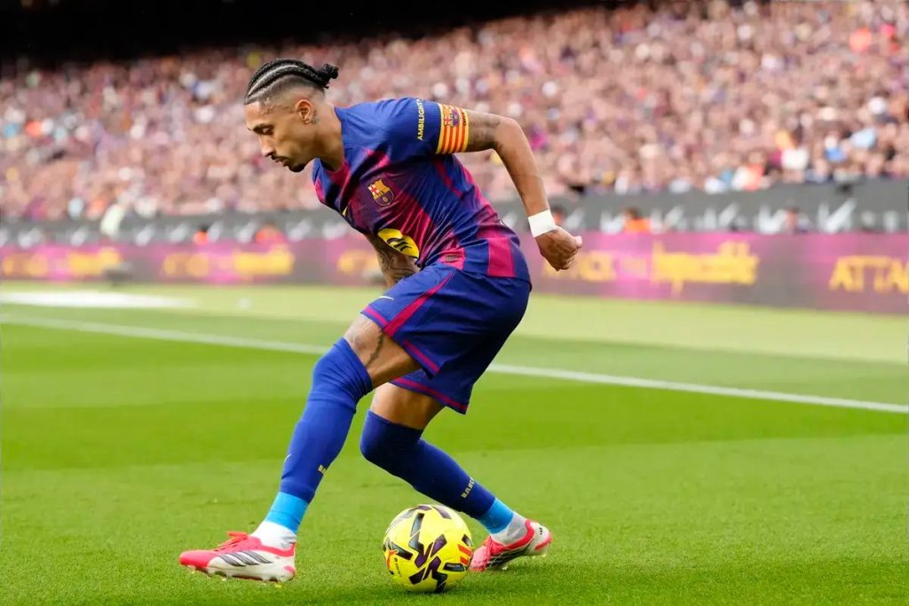Raphinha brilha com hat-trick na vitória arrasadora do Barcelona sobre o Sevilla