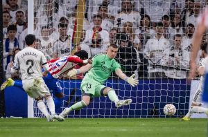 Real Madrid defeats Atlético de Madrid in an exciting classic with 10 players.