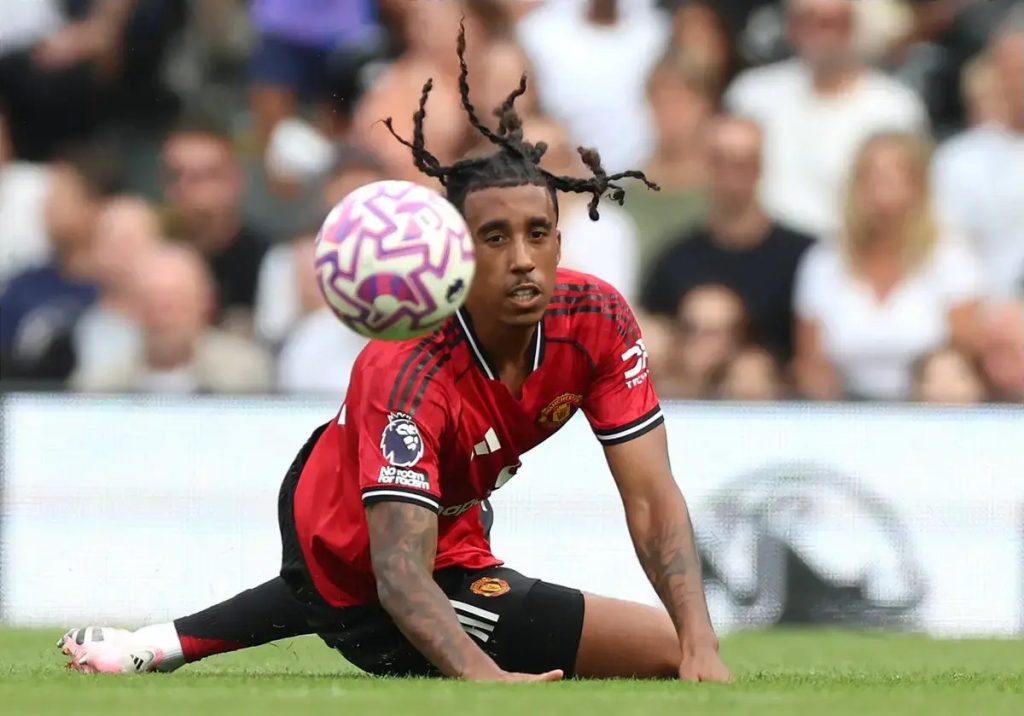 Rio Ferdinand critica Lenny Yoro do Man United por estar a arranjar demasiadas confusões