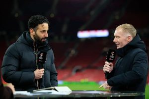 Scholes nega que queira o lugar de Carrick no comando do Manchester United
