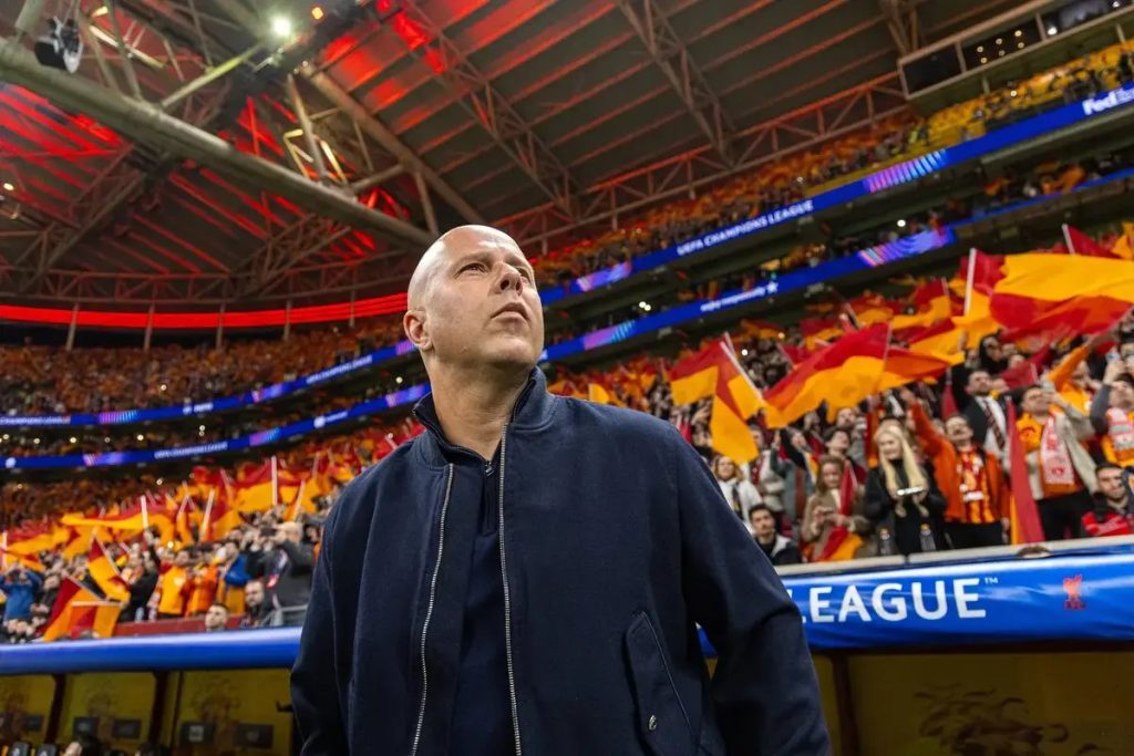 Slot tranquilo sobre dificuldades inglesas na Champions League